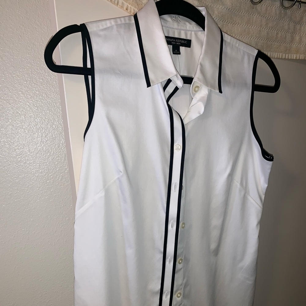 Banana Republic Collared Sleeveless Button Down